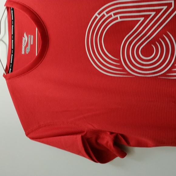 Saucony BNWT Red Running shirt Scotiabank Vancouver half marathon size S - Picture 4 of 6